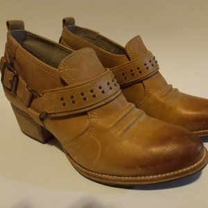 Caterpillar CAT Footwear Liza Ankle bootie light tan leather studded size 8.5
